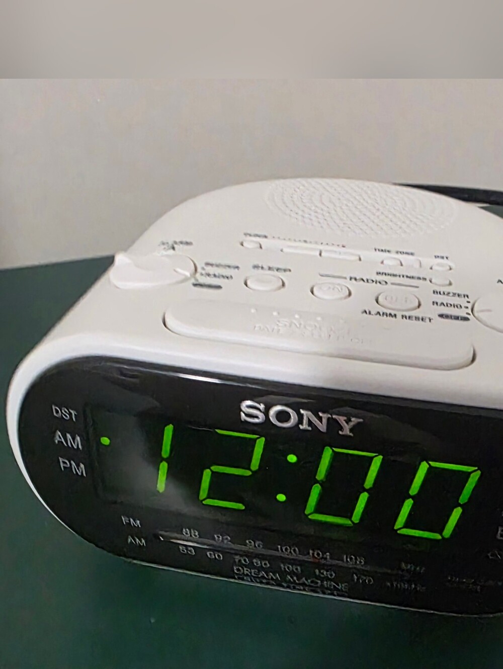 Vintage Sony Dream Machine ICF-C318 White Alarm Clock Radio In Working Condition